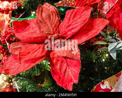 Extreme NAHAUFNAHME von Weihnachtsbaumschmuck Stockfoto