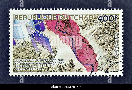 Annullierte Briefmarke, gedruckt vom Tschad, die die Zusammenarbeit zwischen Europa und Afrika fördert, etwa 1984. Stockfoto