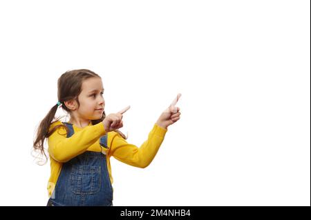 Kaukasisches, süßes kleines Mädchen mit zwei Pferdeschwanzen, Zeigefinger und Werbetexten. Stockfoto