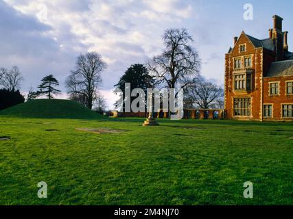 Sehen Sie den nordwestlichen Teil der C7. heidnischen sächsischen Barrow (Hlaew) auf dem alten Friedhof neben Taplow Court, Buckinghamshire, England, Großbritannien, der 1883 ausgegraben wurde. Stockfoto