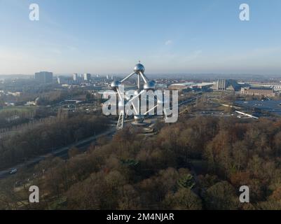 Brüssel, den 17.. Dezember 2022, Belgien. Das Atomium ist ein Denkmal im Heysel-Park in Brüssel. Stahlkonstruktion bestehend aus neun Kugeln Stockfoto