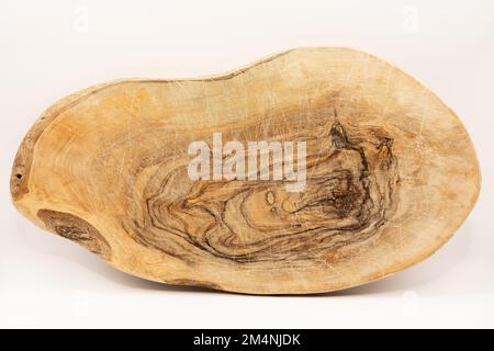 Detaillierte Nahaufnahme eines gebrauchten Schneidebretts aus Olivenholz mit Schnitten, Rillen und Patina der Verwendung Stockfoto