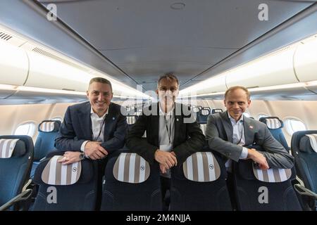 22. Dezember 2022, Hessen, Frankfurt/Main: Ralf Teckentrup (m.), CEO von Condor, Björn Walter (r), CFO von Condor und Christian Schmitt, Chief Operating Officer von Condor, im neuen Airbus A330 Neo am Frankfurter Flughafen. Foto: Helmut Fricke/dpa Stockfoto