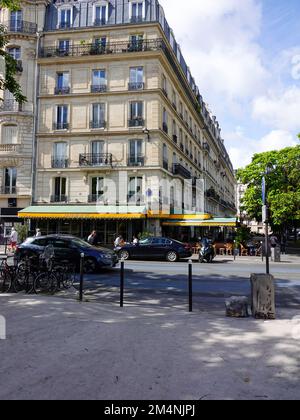 Gäste sitzen vor dem Haussmann-Gebäude auf der Terrasse im Café, Bar, Restaurant, Bistrot La Triomphe, Place de la Nation, Paris, Frankreich. Stockfoto