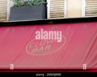 Eingang mit rotem Baldachin, Clown Bar, ein französisch inspiriertes Restaurant im 11. Arrondissement, das Gerichte und Weine ohne Chemikalien serviert, Paris, Frankreich. Stockfoto