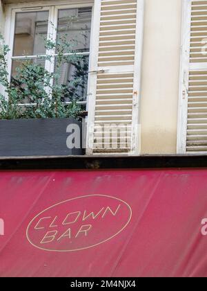 Eingang mit rotem Baldachin, Clown Bar, ein französisch inspiriertes Restaurant im 11. Arrondissement, das Gerichte und Weine ohne Chemikalien serviert, Paris, Frankreich. Stockfoto