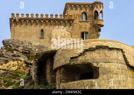 Blick auf die Bunker de Tarifa und Castillo de Santa Catalina. Tarifa, Andalusien, Spanien. Sonniger Frühlingstag. Stockfoto