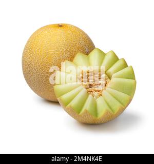 Ausgefallene, reife ganze und halbe Galia Melone isoliert auf weißem Hintergrund Stockfoto