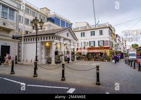 Main Street, Gibraltar, UK, 11. November 2022: Ein typisches Gebäude der Innenstadt von Gibraltar. Blick von der Hauptstraße. Gibraltar. Britisches Überseegebiet Stockfoto