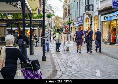 Main Street, Gibraltar, UK, 11. November 2022: Die wichtigste Einkaufsstraße, in der sich Menschen treffen, um in Gibraltar einzukaufen. Stockfoto