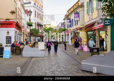 Main Street, Gibraltar, UK, 11. November 2022: Ein typisches Gebäude der Innenstadt von Gibraltar. Blick von der Hauptstraße. Gibraltar. Britisches Überseegebiet Stockfoto