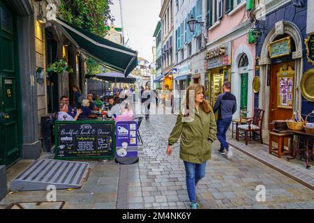 Main Street, Gibraltar, UK, 11. November 2022: Leute spazieren und shoppen auf Gibraltars Haupteinkaufsstraße. Stockfoto