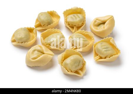 Ein Haufen traditioneller frischer italienischer Tortellini gefüllt mit Ricotta und Spinat, isoliert auf weißem Hintergrund Stockfoto