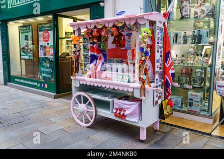 Main Street, Gibraltar, UK, 11. November 2022: Souvenirläden für Touristen auf Gibraltars Haupteinkaufsstraße. Stockfoto