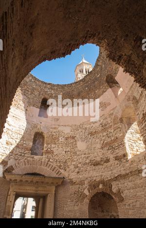 Blick in den Himmel im Vestibul in Split in Kroatien Europa Stockfoto