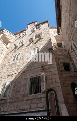 Alte mittelalterliche Mauer mit hölzernen Fensterläden in Split in Kroatien Europa Stockfoto
