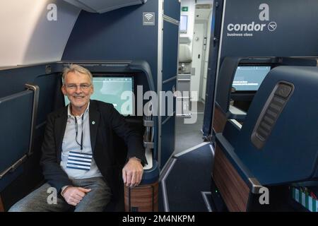 22. Dezember 2022, Hessen, Frankfurt/Main: Ralf Teckentrup, CEO der Condor-Fluggesellschaft, ist im neuen Airbus A330 Neo bei der Vorstellung des ersten Jet der neuen Langstreckenflotte am Frankfurter Flughafen vertreten. Foto: Helmut Fricke/dpa Stockfoto