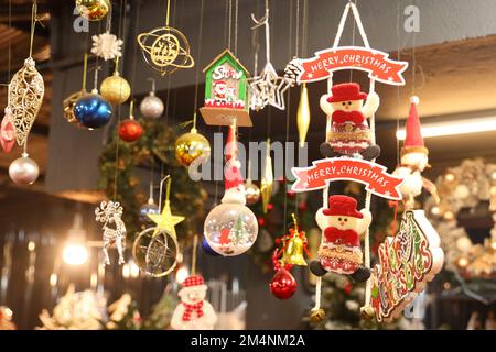 Chennai, Tamil Nadu, Indien. 22. Dezember 2022. Vor den Weihnachtsfeiern kaufen die Leute in einem Laden in Chennai Dekorationsartikel. (Kreditbild: © Sri Loganathan/ZUMA Press Wire) Stockfoto