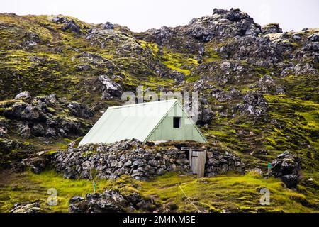 Winziges Haus in Lavafeldern des Fjallabak Naturschutzgebiets im Hochland von Landmannalauger, Island Stockfoto