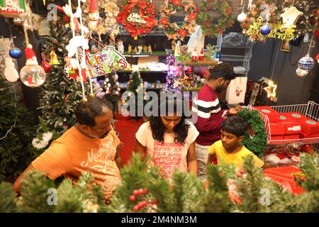 Chennai, Tamil Nadu, Indien. 22. Dezember 2022. Vor den Weihnachtsfeiern kaufen die Leute in einem Laden in Chennai Dekorationsartikel. (Kreditbild: © Sri Loganathan/ZUMA Press Wire) Stockfoto