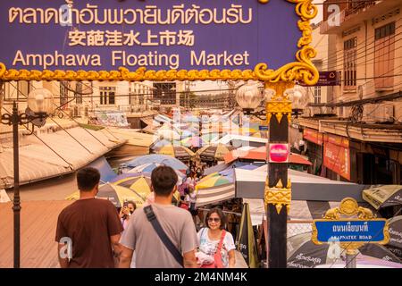 Der Markt auf dem schwimmenden Markt an der Klong Chula des Mae Klong River in der Stadt Amphawa in der Provinz Samut Songkhram in Thailand, Th Stockfoto