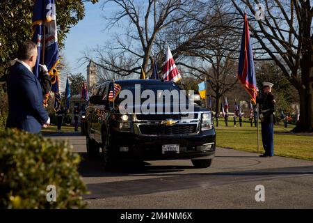 Washington, Usa. 21. Dezember 2022. Die Limousine mit dem ukrainischen Präsidenten Volodymyr Zelenskyy kommt am diplomatischen Eingang des Weißen Hauses am 21. Dezember 2022 in Washington, DC, an. Kredit: Ukrainischer Ratsvorsitz/Pressestelle des ukrainischen Präsidenten/Alamy Live News Stockfoto