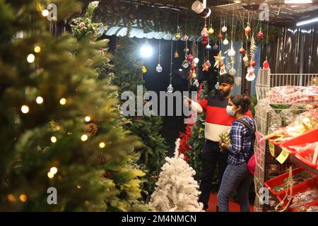 Chennai, Tamil Nadu, Indien. 22. Dezember 2022. Vor den Weihnachtsfeiern kaufen die Leute in einem Laden in Chennai Dekorationsartikel. (Kreditbild: © Sri Loganathan/ZUMA Press Wire) Stockfoto