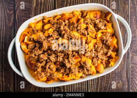 Zubereiteter Kürbis-French-Toast-Auflauf mit Pecan Streusel-Aufsatz: Zusammengesetzter, aber nicht gebackener Frühstückscasserole in einem Backblech Stockfoto