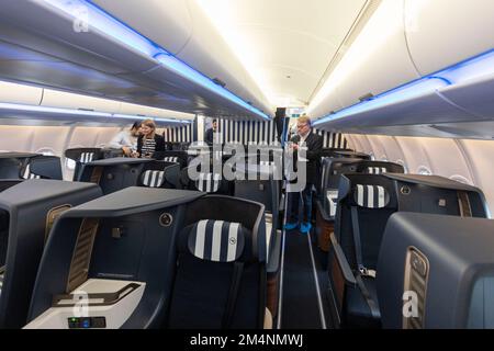 22. Dezember 2022, Hessen, Frankfurt/Main: Das neue Flugzeug des Unternehmens Condor, der Airbus A330 Neo in seinem gestreiften Look, der auch in der Kabine sichtbar ist, wird am Flughafen Frankfurt vorgestellt. Foto: Helmut Fricke/dpa Stockfoto