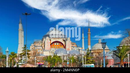 Istanbul (Hagia Sophia), Türkei - Februar 24. 2017 Uhr: Wunderschöner Blick über den Park auf der alten byzantinischen Kirche, spektakulärer blauer Himmel im Frühling Stockfoto