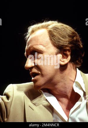 Nicol Williamson (John Barrymore) in JACK - Eine NACHT AUF DEN FLIESEN MIT JOHN BARRYMORE im Criteria Theatre, London SW1 18/05/1994, entwickelt von Nicol Williamson & Leslie Megahey Design: Bethia Jane Green Beleuchtung: David Cunningham Regisseur: Bethia Jane Green Stockfoto