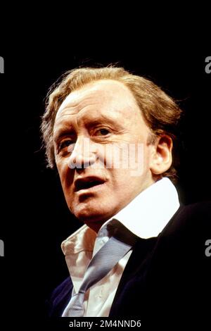 Nicol Williamson (John Barrymore) in JACK - Eine NACHT AUF DEN FLIESEN MIT JOHN BARRYMORE im Criteria Theatre, London SW1 18/05/1994, entwickelt von Nicol Williamson & Leslie Megahey Design: Bethia Jane Green Beleuchtung: David Cunningham Regisseur: Bethia Jane Green Stockfoto