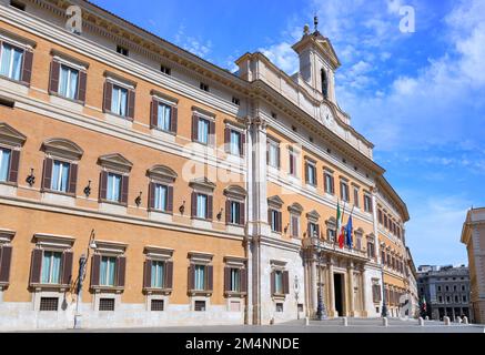 Fassade des Palazzo Montecitorio (Palazzo Montecitorio) in Rom: Hier befindet sich die Abgeordnetenkammer, eines der beiden italienischen Parlamentsgebäude. Stockfoto