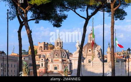 Stadtblick auf Rom von der Piazza Venezia, Italien. Stockfoto