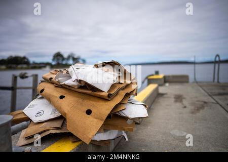Recyceln von Pappe nach einem Angelausflug auf einem Boot in australien Stockfoto