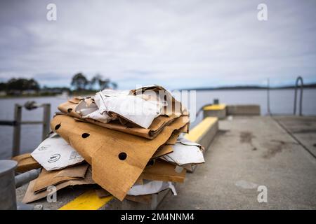 Recyceln von Pappe nach einem Angelausflug auf einem Boot in australien Stockfoto