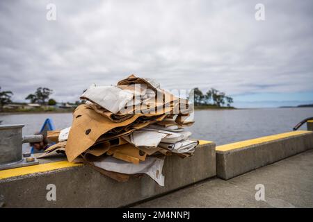 Recyceln von Pappe nach einem Angelausflug auf einem Boot in australien Stockfoto