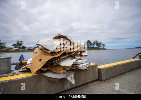 Recyceln von Pappe nach einem Angelausflug auf einem Boot in australien Stockfoto