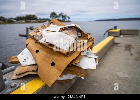 Recyceln von Pappe nach einem Angelausflug auf einem Boot in australien Stockfoto