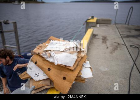 Recyceln von Pappe nach einem Angelausflug auf einem Boot in australien Stockfoto