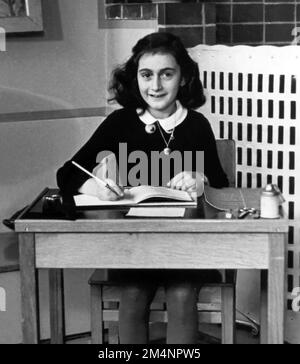 Anne Frank. Das Schulfoto von Annelies Marie 'Anne' Frank (1929-1945), dem jungen jüdischen Mädchen, das mit seinem Tagebuch über das Leben unter der Besatzung der Nazis berühmt wurde, machte sie berühmt, 1940 Stockfoto