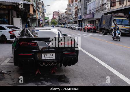 bangkok, Thailand. 16. November 2022. Schwarzer Chevrolet Corvette ohne Räder auf der Straße in Chinatown, Bangkok Stockfoto