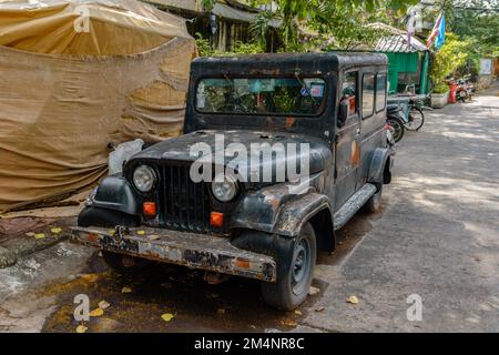 Bangkok, Thailand. 16. November 2022. Ein alter grüner Jeep im Armeestil parkt am Straßenrand in Bangkok, Thailand Stockfoto