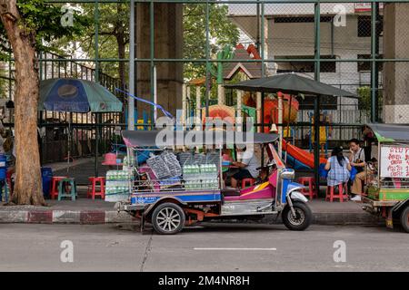 Bangkok, Thailand. 16. November 2022. Farbenfrohes Tuk Tuk voller Wasserflaschen, geparkt in einer Straße Stockfoto