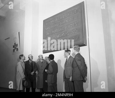 Beamte - Barry Bingham, Leiter der EAC-Mission in Frankreich, besucht Schulen. Fotos von Marshall-Plan-Programmen, Ausstellungen und Personal Stockfoto