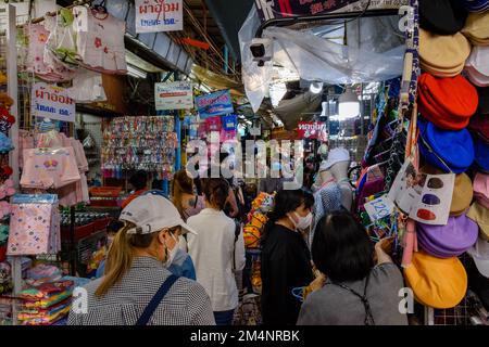 Bangkok, Thailand. 16. November 2022. Soi Wanit 1, die schmale Einkaufsstraße in Sampeng Market, Bangkok Chinatown Stockfoto