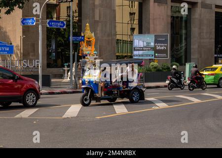 Bangkok, Thailand. 16. November 2022. Tuk-Tuk mit Passagier auf der Straße in Bangkok. Stockfoto