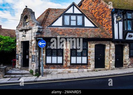 East Sussex, England, Juli 2022, Blick auf die Old Bell, ein Pub im Herzen der historischen Stadt Stockfoto