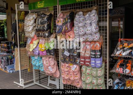 Bangkok, Thailand. 16. November 2022. Schuhe und Sandalen zum Verkauf auf der Straße in Bangkok, Thailand Stockfoto