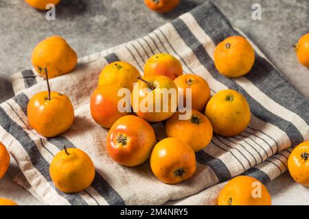 Rohe Orange Organic Tejocote Äpfel in einem Haufen Stockfoto